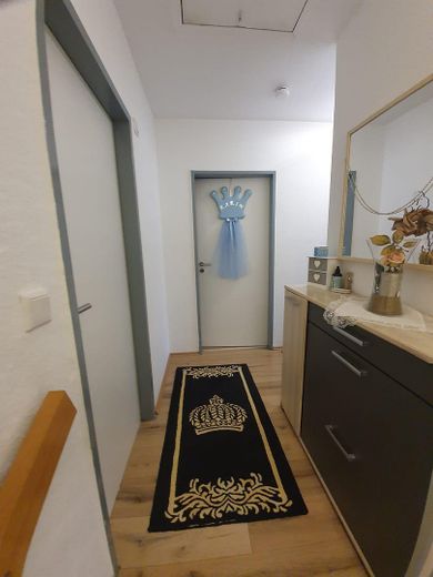 BEZUGSFREI ab 01.11.26: 4-Zi.-Maisonette (109m²) mit TG-Stellplatz & Balkon in Uni-Nähe! – Flur oben