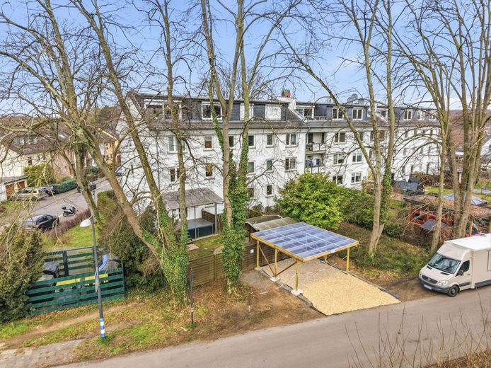 Seltene Gartenwohnung in Köln-Mülheim - 4 Zimmer, Terrasse, Balkon &amp; Carport – Drohnenaufnahme Carport