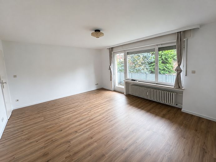 Frisch renoviertes Apartment mit neuer Einbauküche und Balkon – Wohn-/Schlafbereich