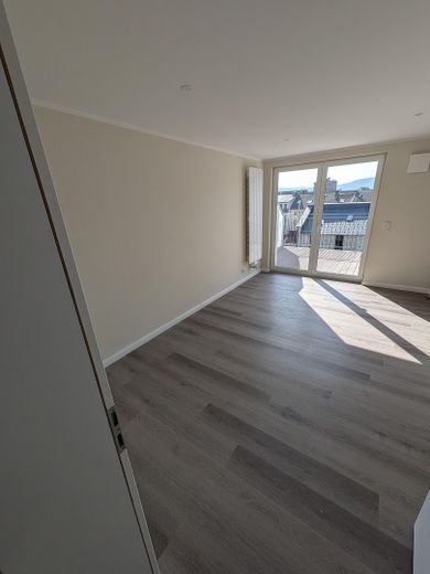 Asansör, mutfak ve balkonlu, Rüdesheim'ın en iyi konumunda 4 odalı KfW70EE penthouse-maisonette – Wohnzimmer mit Küche