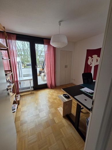 Splendido appartamento all'ultimo piano con camino, due balconi e vista sul verde – Kinderzimmer