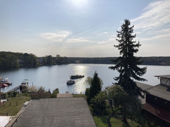 Sonnige 3-Zimmer-Wohnung im sanierten Altbau – Ausblick Balkon am Wohnzimmer