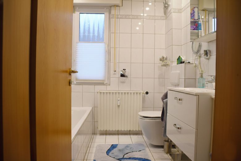 Freistehendes gepflegtes Zweifamilienhaus in Weiterstadt – OG: Tageslichtbad