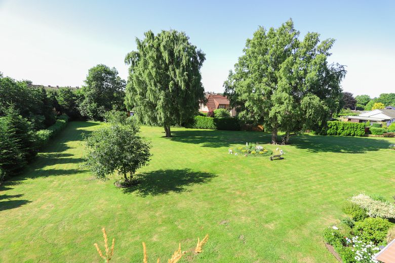 Frisch renoviert & neuwertig: Charmante 2-Zimmer-Wohnung mit Loggia in Barmstedt – Blick ins Grüne (Süden)