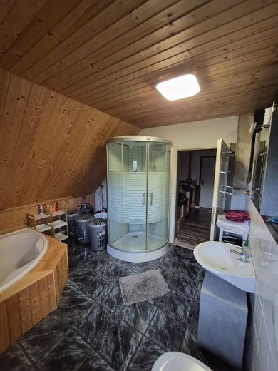 Einfamilienhaus mit Photovoltaikanlage – Badezimmer DG