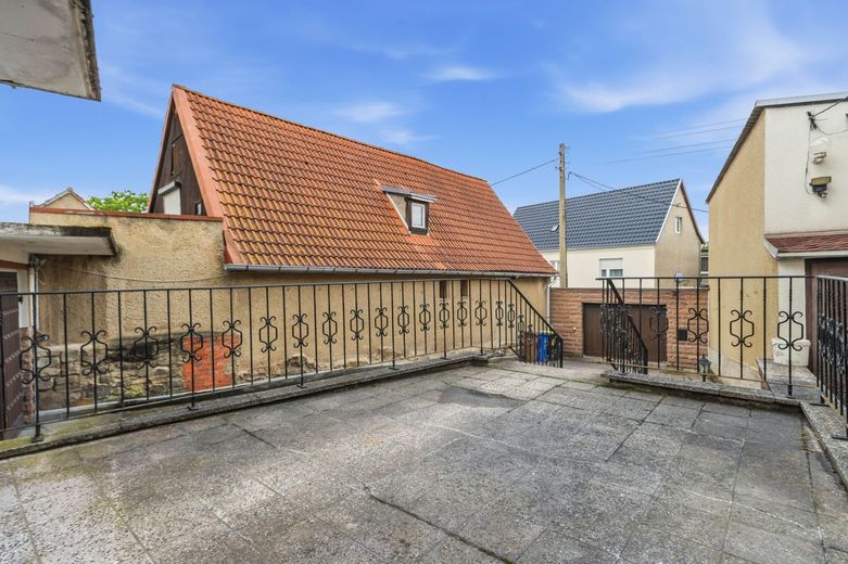 Handwerker aufgepasst! Einfamilienhaus mit Pool und Garage in Delitz am Berge – Blick zum Tor Straße