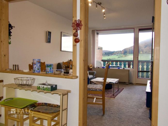 Einfach Mehr: Gepflegte Nichtraucher-2-Zimmer-Wohnung, möbiliert, TG, Aufzug, Süd-Loggia-Balkon. – Kochen, Essen, Wohnen