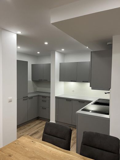Stanza in appartamento condiviso con balcone | Ristrutturata con materiali di pregio e completamente arredata – Einbauküche