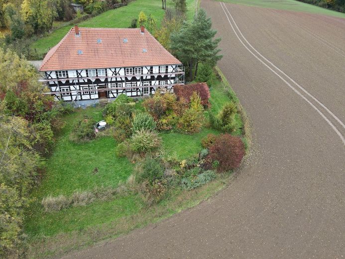 Südseite mit Garten (links)