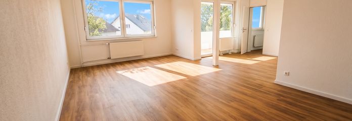 Ein Traum - Bezugsbereite 3,5-Zimmer-Wohnung mit Balkon und Garage – Wohnzimmer