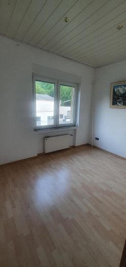 Dom wielorodzinny z lokalem użytkowym w najlepszej lokalizacji   Taras/Garaż/tereny otwarte itp... przy głównej ulicy – Kinderzimmer 1.OG