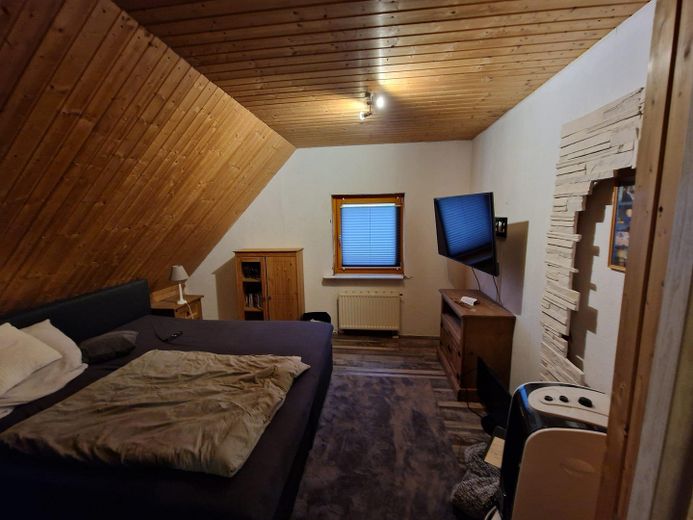 Einfamilienhaus mit Photovoltaikanlage – Schlafzimmer DG