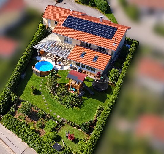 Affascinante casa unifamiliare con ampio giardino, piscina e sauna a Siegsdorf – Luftbild