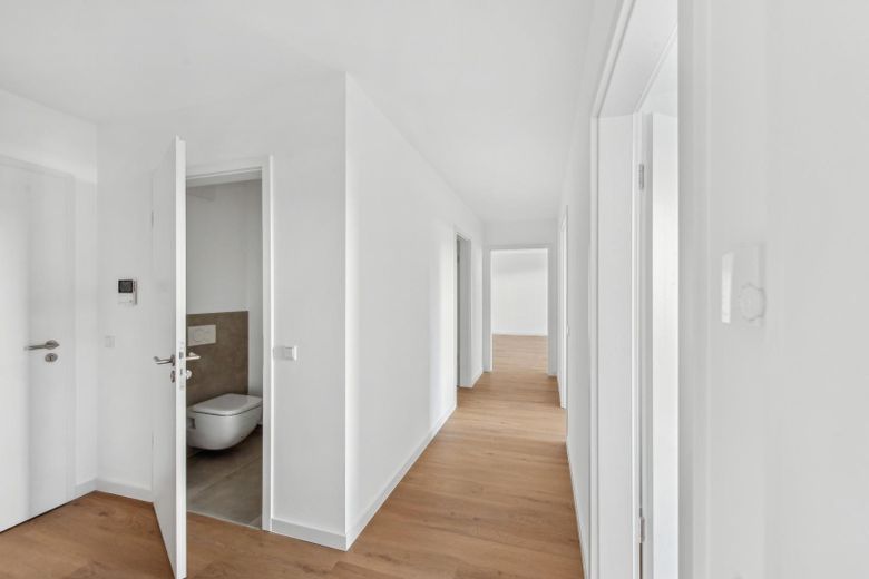 Stillvolle 4-Zimmer EG Neubauwohnung KFW 40 (Wärmep.+PV) mit Terrasse, Garten, Parkplatz – Eingang/GästeWC