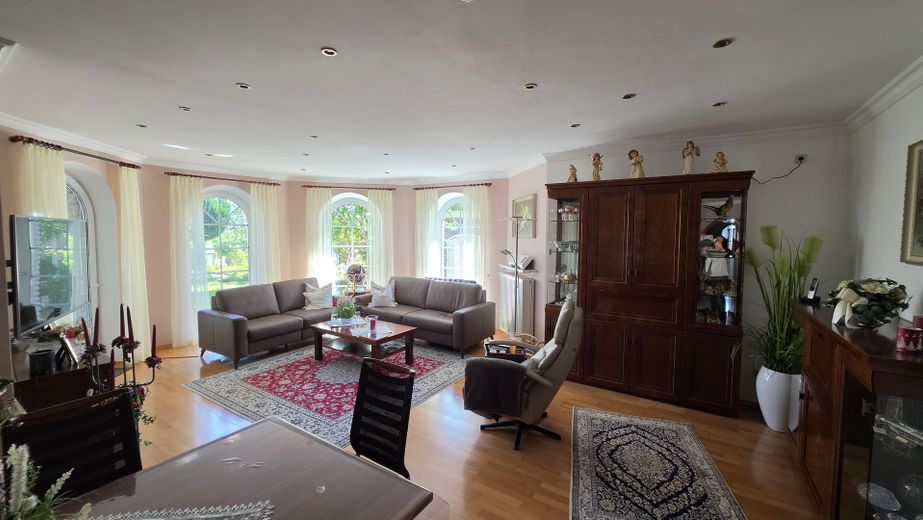 Provisionsfreies, schönes Haus mit Hauptwohnung + 2 Einliegerwohnungen. Mit schönem Garten – Wohn-/Esszimmer 4