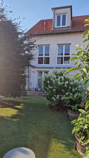 Entra subito, senza costruire: bifamiliare di 5 locali, 140m² di superficie abitabile, 180m² di superficie utile, classe di efficienza A, cantina, giardino, 4 posti auto – Haus mit Garten