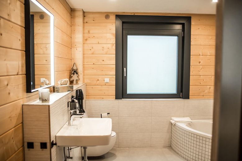 Möbliertes Holzhaus mit 2 Wohnungen, Garten, Balkon, inkl. Küchen - Windschläg 970.000€ zzgl. MwSt. – Badezimmer EG