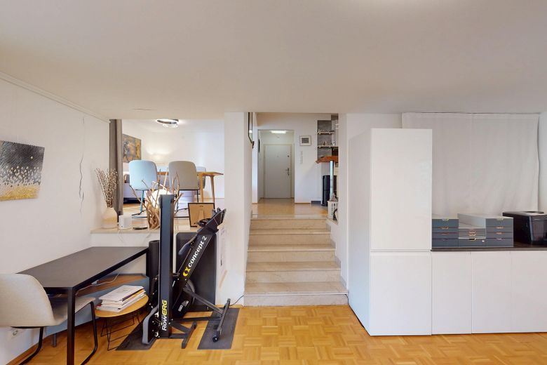 Céntrica y tranquila en Schwabing: Bonito apartamento con 2 balcones, ascensor y cerca del Englischer Garten – Wohnbereich