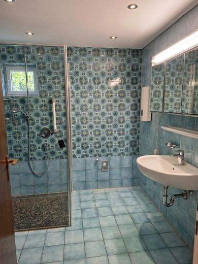 Ruhiges 2,5-Zimmer-Domizil mit Balkon & Parkanlage in Essen-Haarzopf – Badezimmer