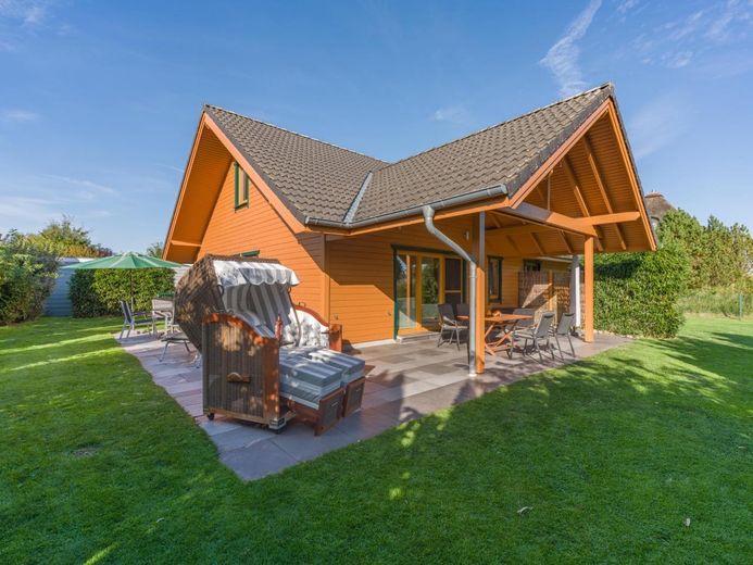 Traumhaftes Holzhaus mit Sauna, großer Terrasse auf 931 m² Eckgrundstück nahe St. Peter-Ording – Gartenansicht