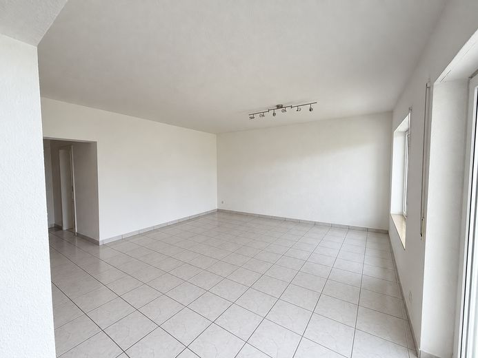 Bright 2-room apartment with a dream view – Wohnzimmer