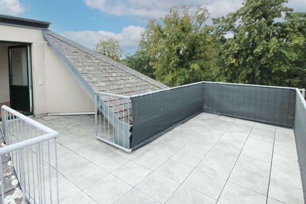 Libero & ristrutturato appartamento di 3,5 locali con terrazza sul tetto, cucina componibile, bagni con luce naturale e posto auto