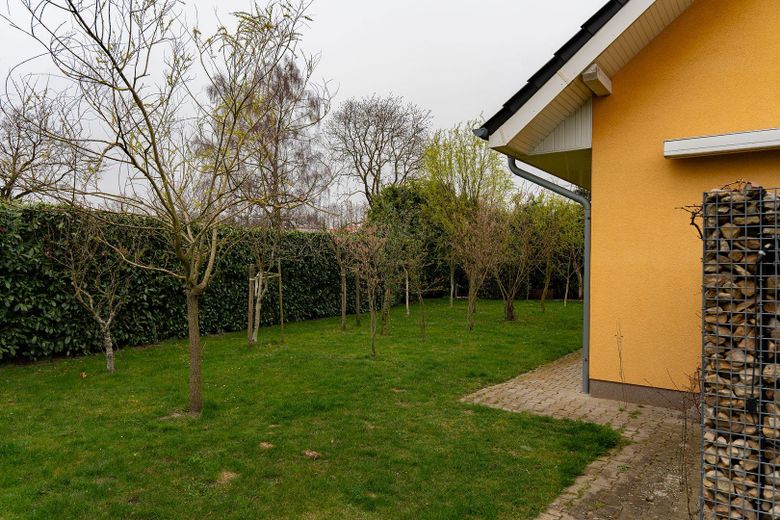Vielseitige Gewerbeimmobilie in Wietmarschen OT Lohne: Halle, Büro & Wohnhaus – Garten hinter dem Haus