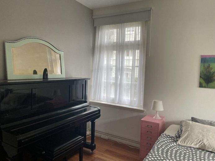 Schlafzimmer mit Klavier