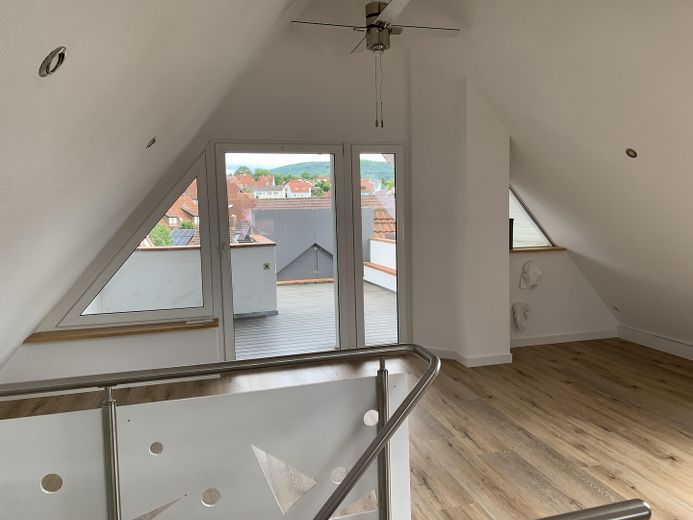 Ampio appartamento maisonette di 4 locali con terrazza sul tetto, camino e vista sull’Albtrauf – zur Dachterasse