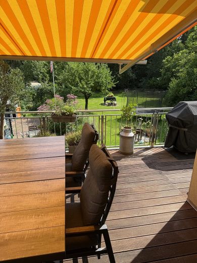 Stilvolles Einfamilienhaus mit 1.800 m2 Südgrundstück und hochwertiger Ausstattung – Balkon Küche