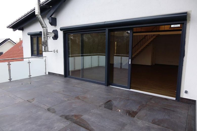 Wohnen wie im Penthouse: Galerie, Kamin und riesiger Wohnbereich – Balkon