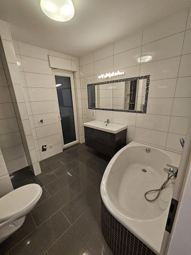 Zukunftssicheres Familiendomizil:  mit Kamin in zentraler Top-Lage! – Badezimmer