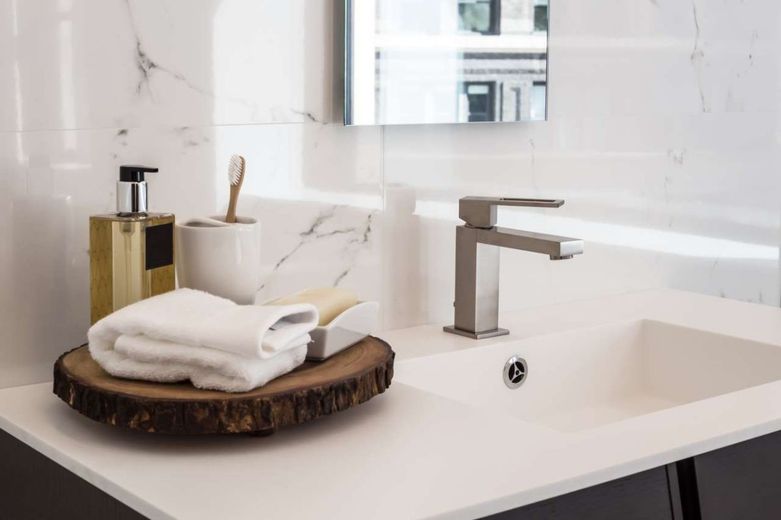 KLASSISCHER GRUNDRISS - GROSSZÜGIGES HAUS – Waschbecken