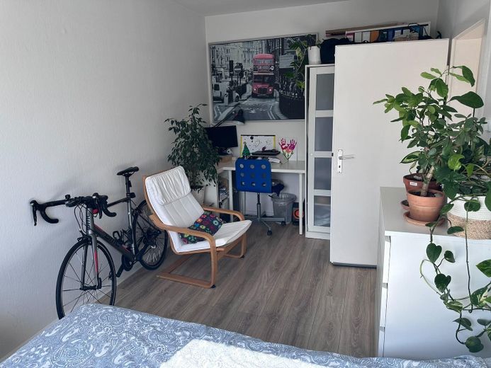 Helle 2ZKB Wohnung in zentraler Lage zu vermieten – Schlafzimmer