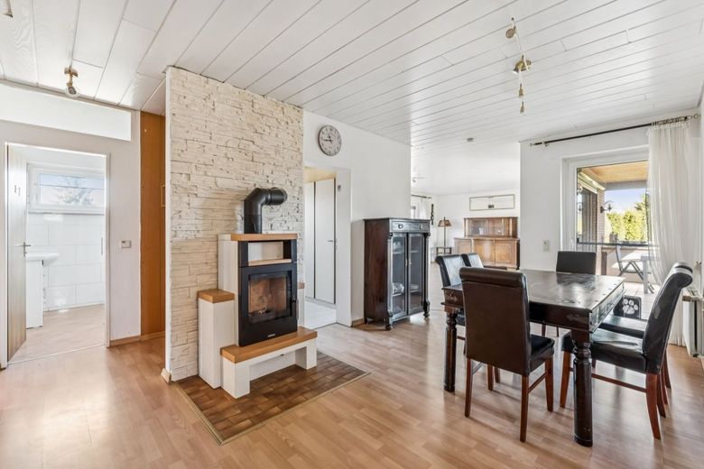 Großes Einfamilienhaus mit Einliegerwohnung, Garage, Carport, Keller und Kamin – EG Flur/Esszimmer