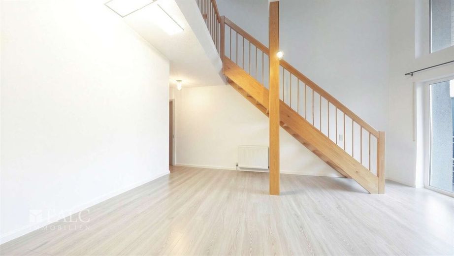 Charmante Maisonette-Wohnung mit sonniger Loggia &amp; Stellplatz – Essbereich /Wohnbereich