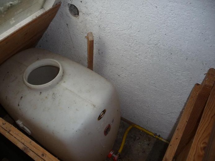Ferienhaus, idyllisch gelegen – Wassertank für Waschbecken