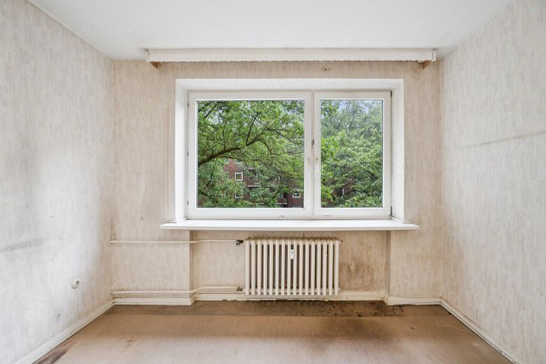 3-room apartment in need of renovation with lots of potential – Schlafzimmer 1