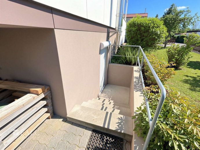 Gepflegtes Einfamilienhaus mit Wintergarten, Kamin &amp; moderner Ausstattung – Kellereingang von Außen