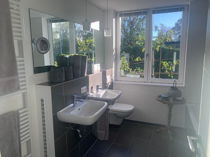 Modernisierter Winkel-Reihenbungalow mit uneinsehbaren Grundstück – Bad
