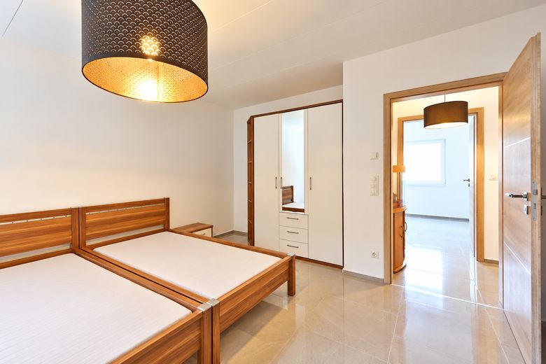 Großzügiges Reiheneckhaus mit ca. 205 m² Wohnfläche & großem Garten – provisionsfrei – Schlafzimmer mit Einbauschrank