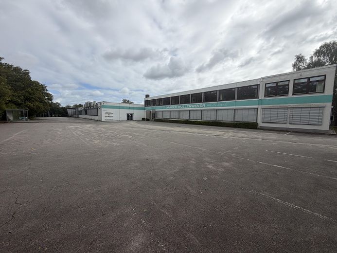 Provisievrij solitair object op toplocatie! Kantoorruimte, productie en veel buitenruimte aan de A1! – Foto 24