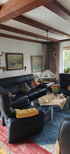 Mehrfamilienhaus mit großem Grundstück – 1 OG Wohnzimmer