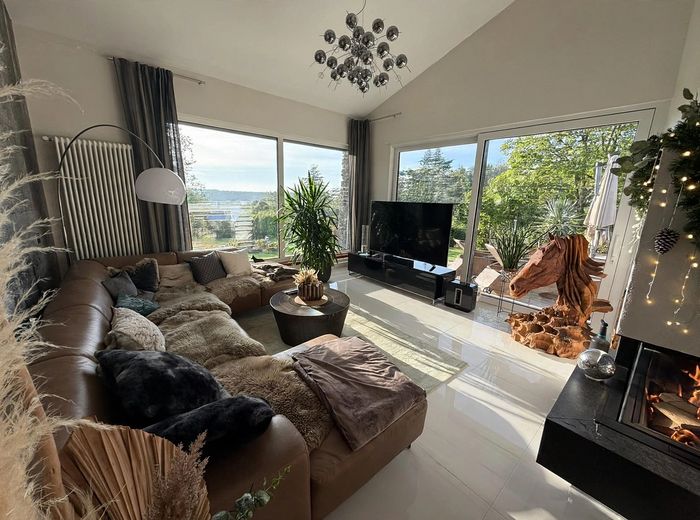 Architect-designed villa with a dream view in a prime location in Hof – Wohnzimmer UG