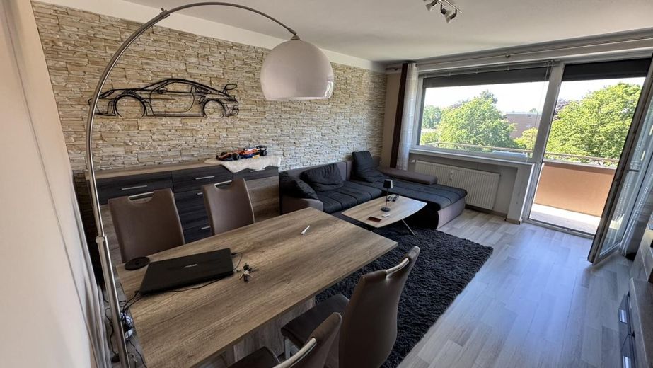 Einfach einziehen: Top-Sanierte Eigentumswohnung in Alt-Vinnhorst – Wohnzimmer