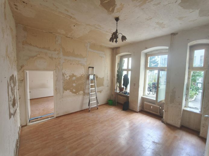 Charmante 2 Zimmer-Wohnung in unmittelbarer Nähe zum Tempelhofer Feld in Neukölln – Wohnzimmer