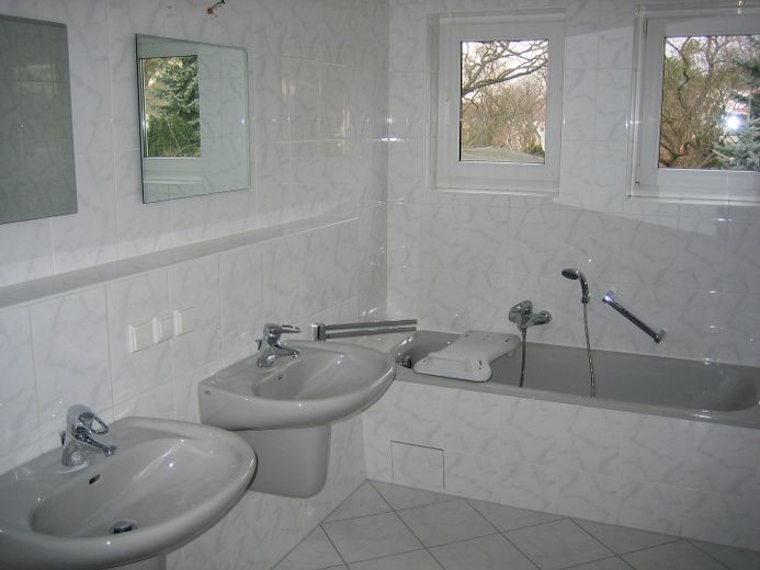 Wassergrundstück: Helle und großzügige 2-Zimmerwohnung – Badezimmer
