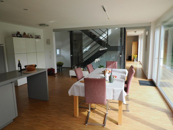 Aydınlık ve huzur verici atmosfere sahip, doğal bahçeli modern mimar evi – offen gestalteter Essbereich