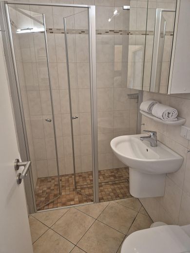 Provisionsfrei: Helles 1-Zimmer-Apartment in Bad Füssing – Bad mit ebenerdiger Dusche