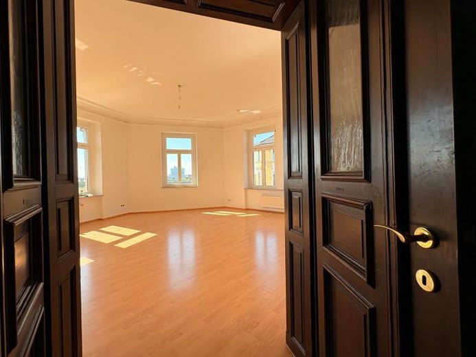 gepflegte 105m²-Wohnung mit Stuck, Wanne, Dusche und Aufzug! – Foto 1